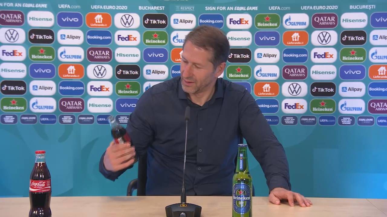 EM 2020: Österreich-Coach Franco Foda stößt mit Cola auf das Weiterkommen an