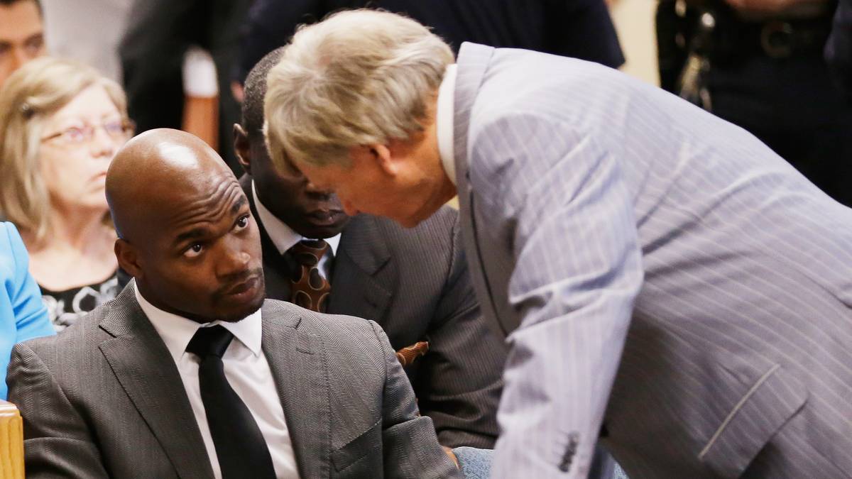 2014 sorgte er erstmals für einen Skandal, als er wegen Kindesmissbrauchs und fahrlässiger Körperverletzung angeklagt wurde. Peterson bekannte sich damals schuldig und entging so einer Haftstrafe. Neben einer zweijährigen Bewährung musste er 4.000 Dollar Strafe zahlen und 80 Sozialstunden leisten. Die NFL sperrte ihn die komplette Saison