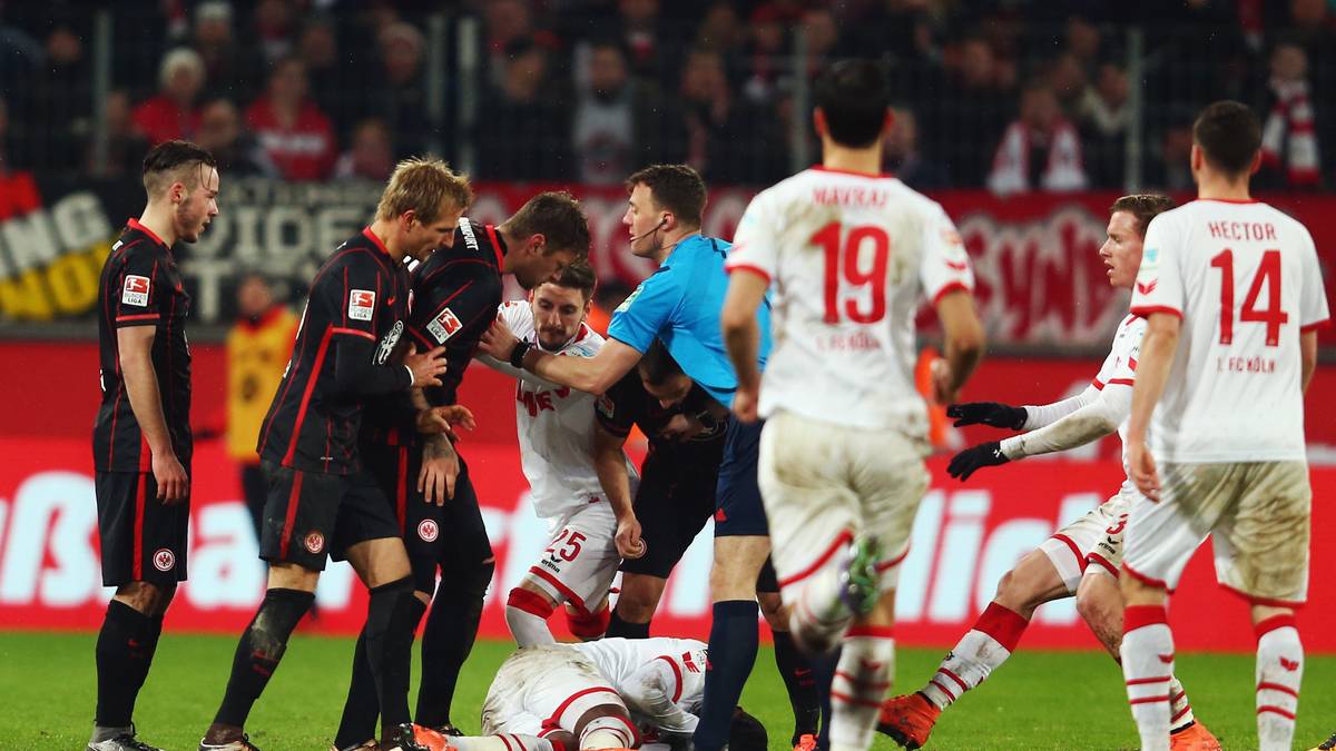 Vor allem in der zweiten Halbzeit wird die Partie immer ruppiger. Negativer Höhepunkt: Mit einer peinlichen Schauspieleinlage provoziert Kölns Anthony Modeste eine Rudelbildung. Um Platzverweise kommen beide Teams aber noch einmal herum.