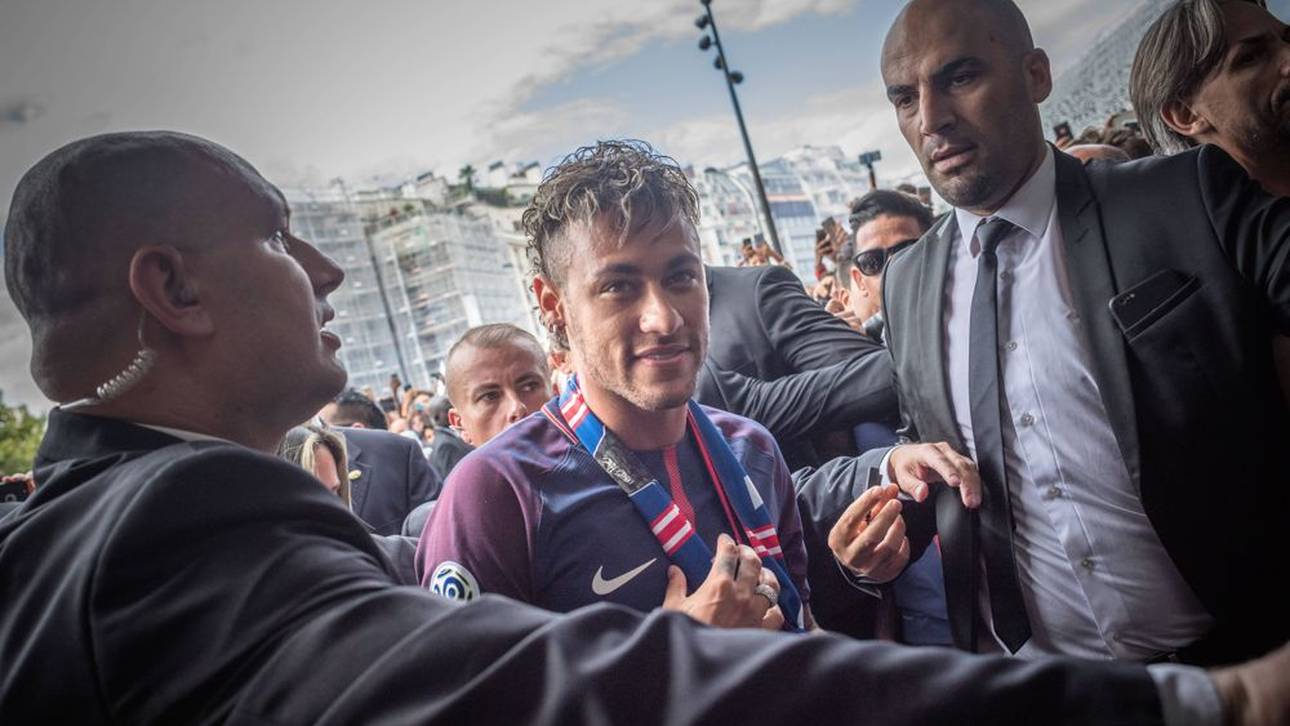 Kam Neymar schon verletzt zu PSG?