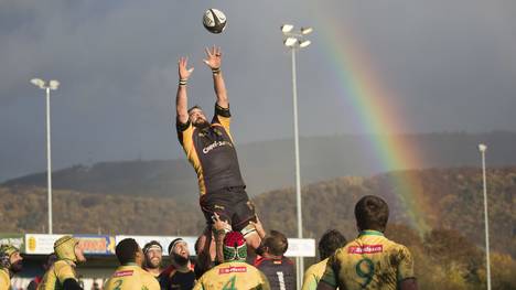 Deutschlands Rugby-Kapitän Michael Poppmeier fängt beim ersten Duell mit Brasilien einen Gasseneinwurf