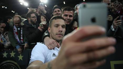 Lukas Podolski bedankte sich bei seinem letzten Länderspiel bei den Fans