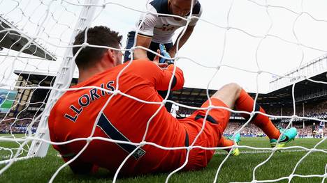 Evertons Harry Kane hilft Tottenhams Keeper Hugo Lloris aus dem Netz