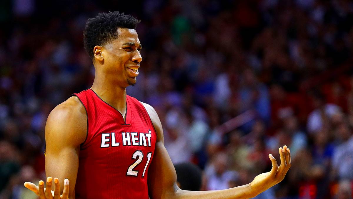 Diesen Blick hatte Hassan Whiteside ungefähr drauf, als er von Dwyane Wades Abgang erfuhr. Nun ist der Center, der sich für eine Rückkehr nach Miami und gegen die Mavericks entschied, der Fixpunkt der Heat. Doch vor allem die Bank ist dünn, denn auch Luol Deng ging