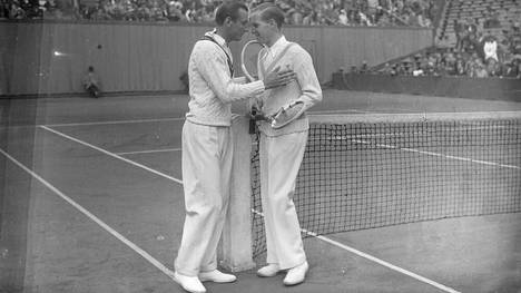 Fred Perry (l.) und Gottfried von Cramm am 2. Juni 1936 in Paris