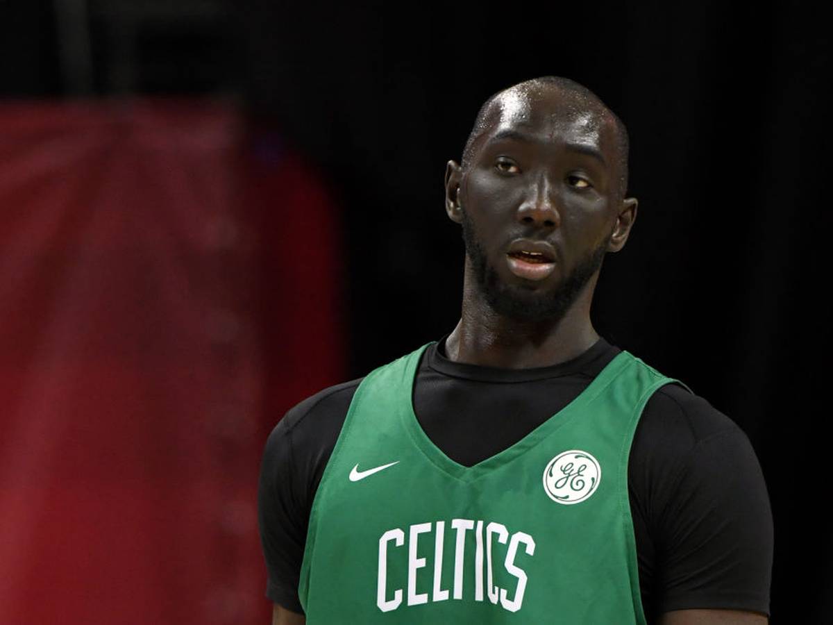 Nba Tacko Fall Von Boston Celtics Erleidet Kopfverletzung Durch Niedrige Decke