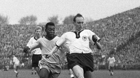 Willi Schulz (r.) bekämpfte Pele unter anderem beim deutschen 1:2 gegen Brasilien 1963