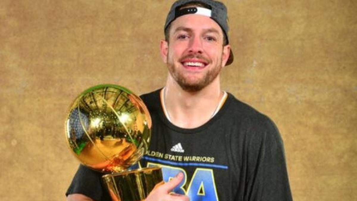 Mit Lee hat sich Wozniacki einen echten Sport-Riesen geschnappt. Der frühere Basketballer wurde 2015 Meister mit den Golden State Warriors 