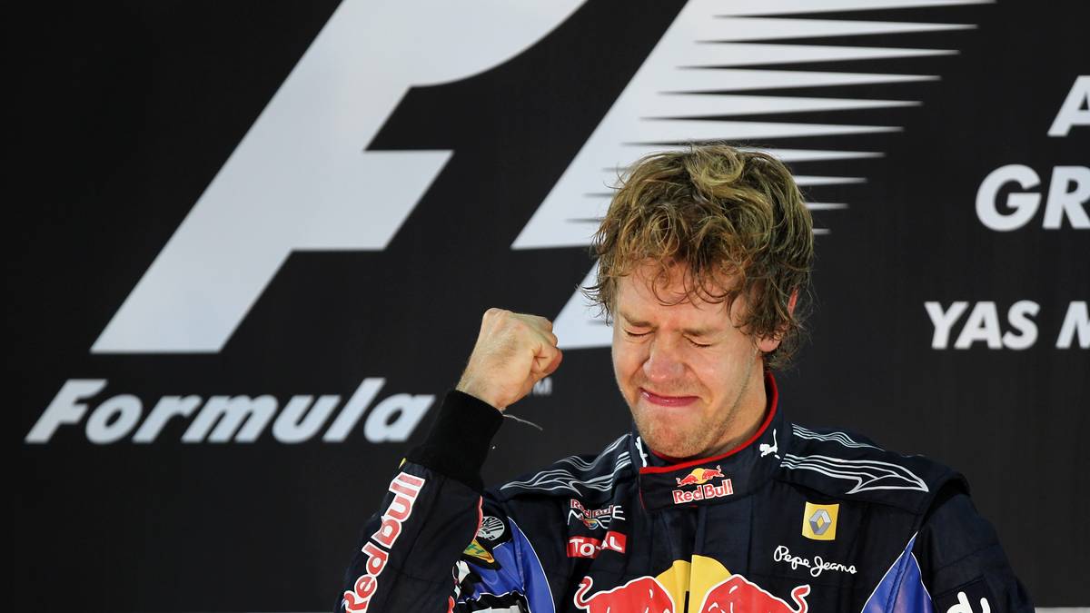 Nach einer unglaublichen Aufholjagd in der zweiten Saisonhälfte und dem Sieg im letzten Rennen in Abu Dhabi wird Vettel zum ersten Mal Weltmeister - mit 23 Jahren und 134 Tagen ist er der jüngste Champion der Geschichte