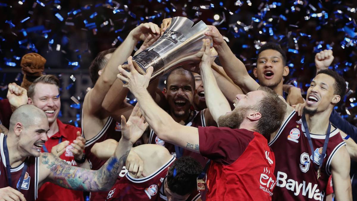 PLATZ 16 - Die Basketballer des FC Bayern holen das erste Mal in ihrer Vereinsgeschichte das Double. Vier Monate nach dem Pokalsieg triumphieren die Münchner auch beim Kampf um die Meisterschaft gegen Alba Berlin und setzen sich im entscheidenden fünften Spiel des Playoff-Finales verdient mit 106:85 durch