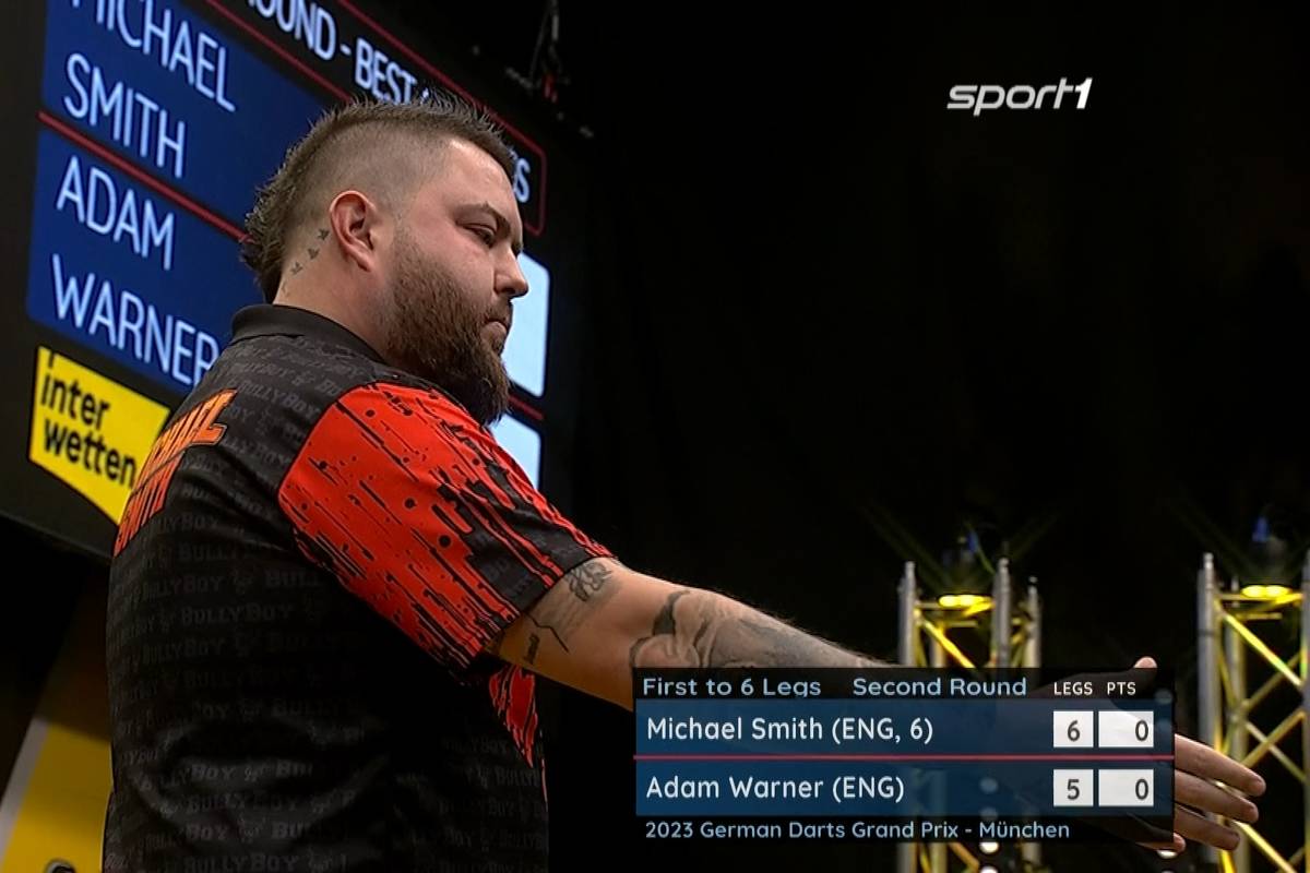 Weltmeister Michael Smith müht sich beim German Darts Grand Prix eine Runde weiter! Die aktuelle Nummer Eins der Welt muss gegen Underdog Adam Warner sogar Match-Darts gegen sich abwehren.