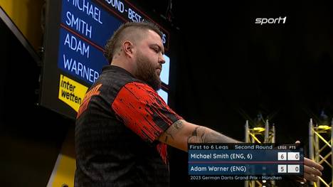 Weltmeister Michael Smith müht sich beim German Darts Grand Prix eine Runde weiter! Die aktuelle Nummer Eins der Welt muss gegen Underdog Adam Warner sogar Match-Darts gegen sich abwehren.