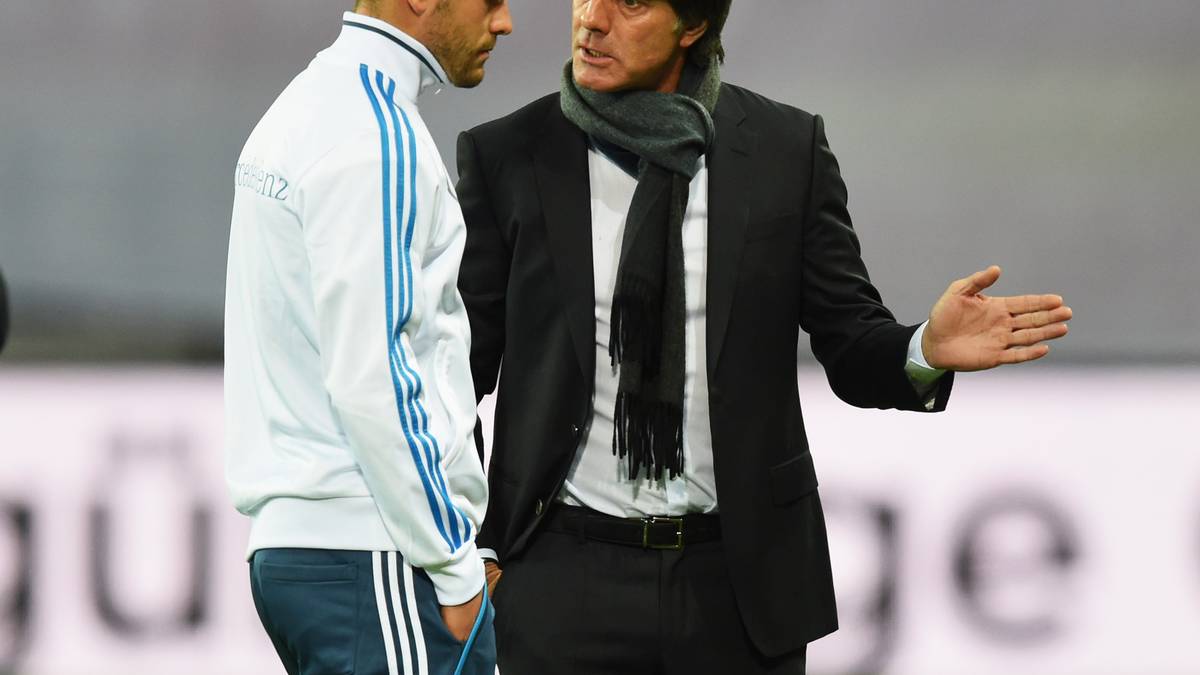Bevor es losgeht, erklärt Bundestrainer Joachim Löw noch schnell seinem Linksverteidiger Jonas Hector, worauf  es heute Abend ankommt