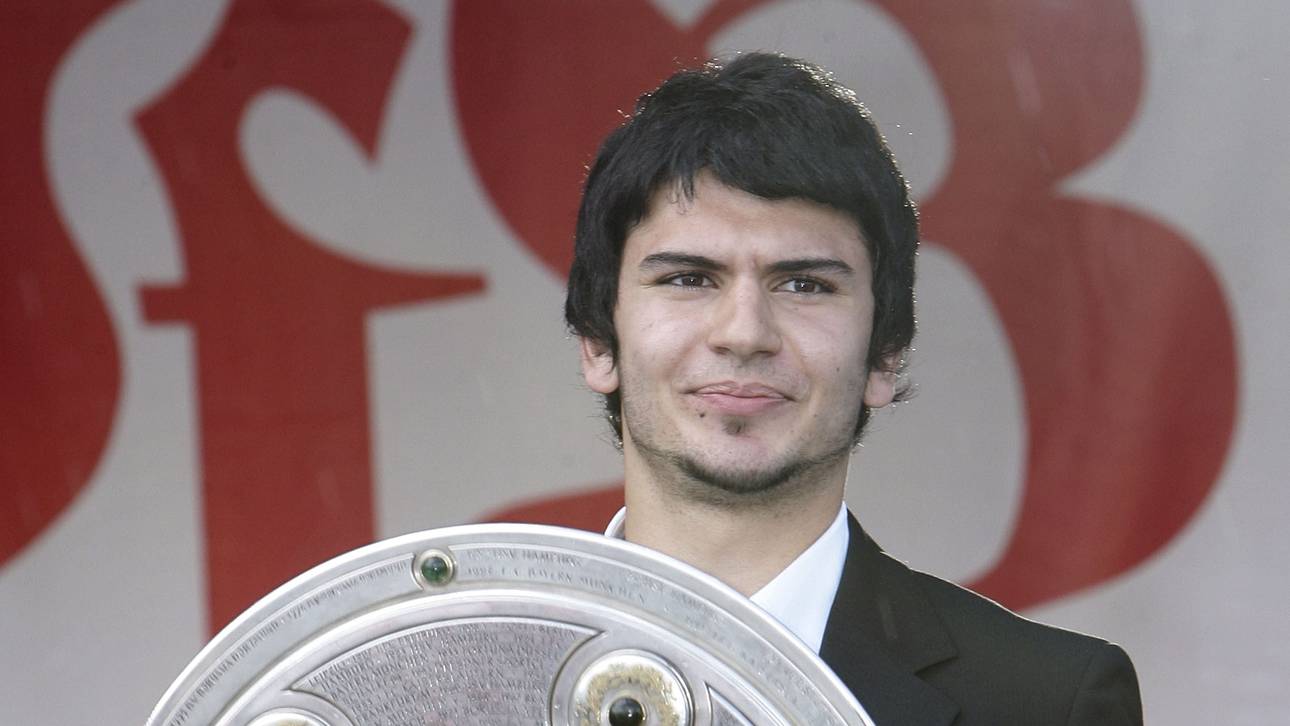 Serdar Tasci mit der Meisterschale