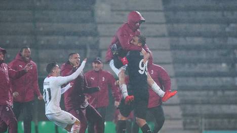 Torhüter Gianluigi Donnarumma (r.) war trotz seines verschossenen Elfmeters der gefeierte Held beim AC Mailand