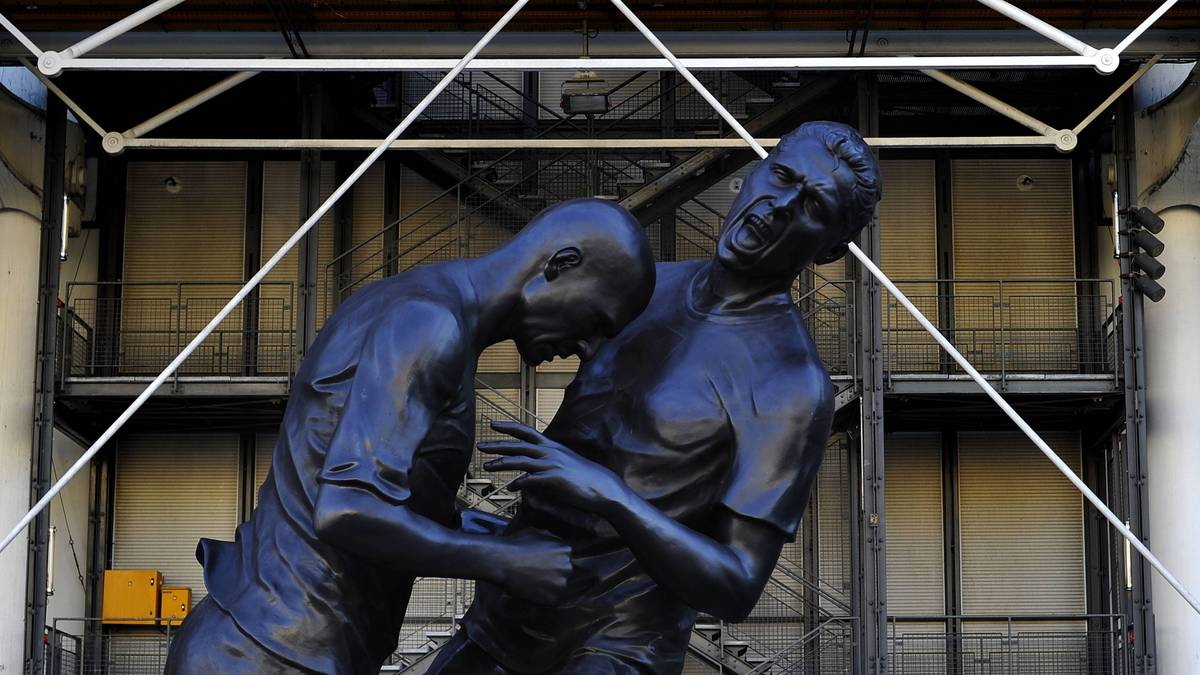 Die Statue von Zinedine Zidane und Marco Materazzi wurde 2012 in Paris enthüllt