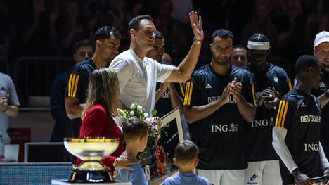 Eine Legende verabschiedet sich: Weltmeister, Europameister und Co-Kapitän Johannes Voigtmann beendet seine Karriere als Deutscher Nationalspieler und erhält einen emotionalen Abschied in Köln.