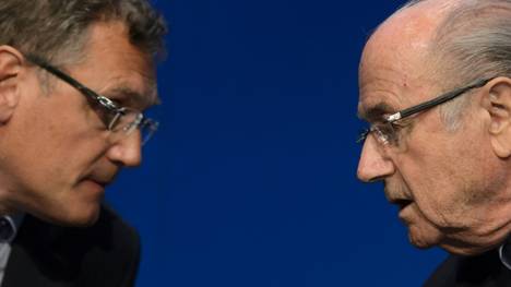 Sperren gegen Valcke (l.) und Blatter wurden verlängert
