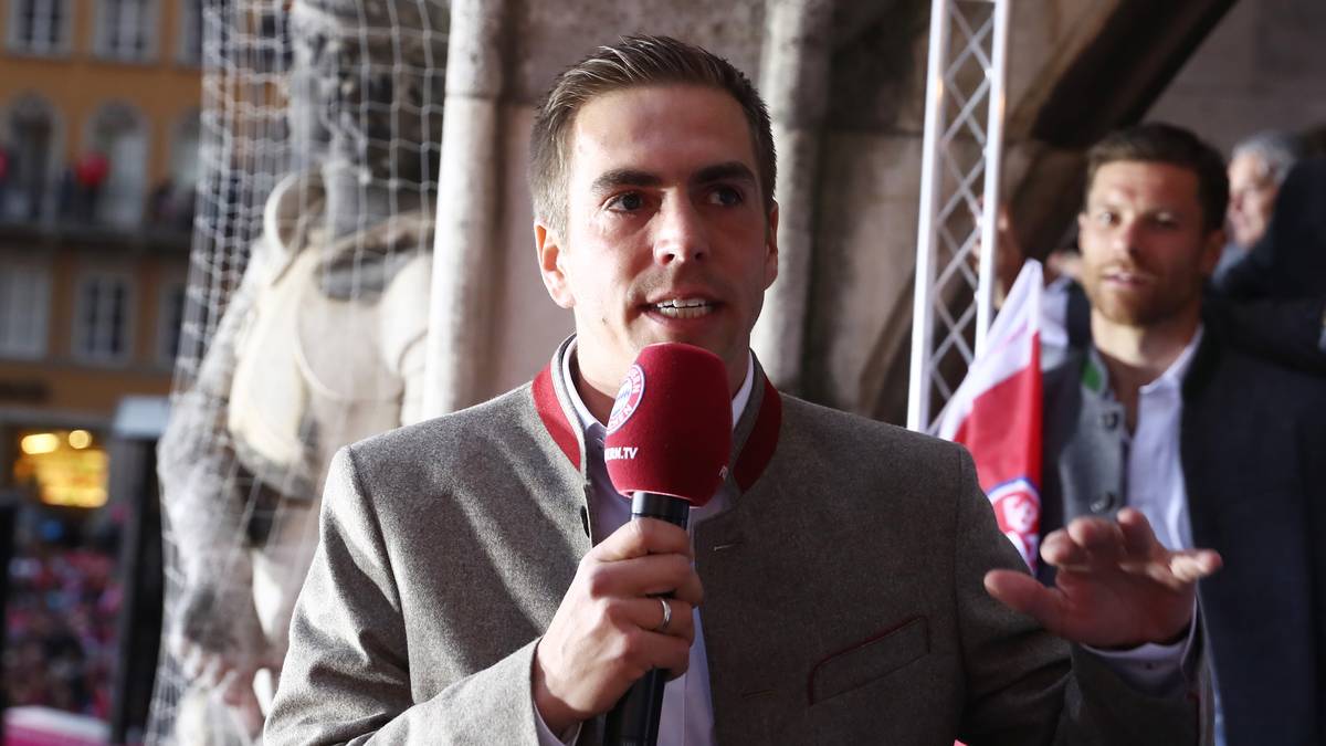 wird von Ribery ordentlich abgefeiert. Der abgetretene Kapitän selbst spricht natürlich auch noch einmal und bedankt sich bei Mitspielern und Fans