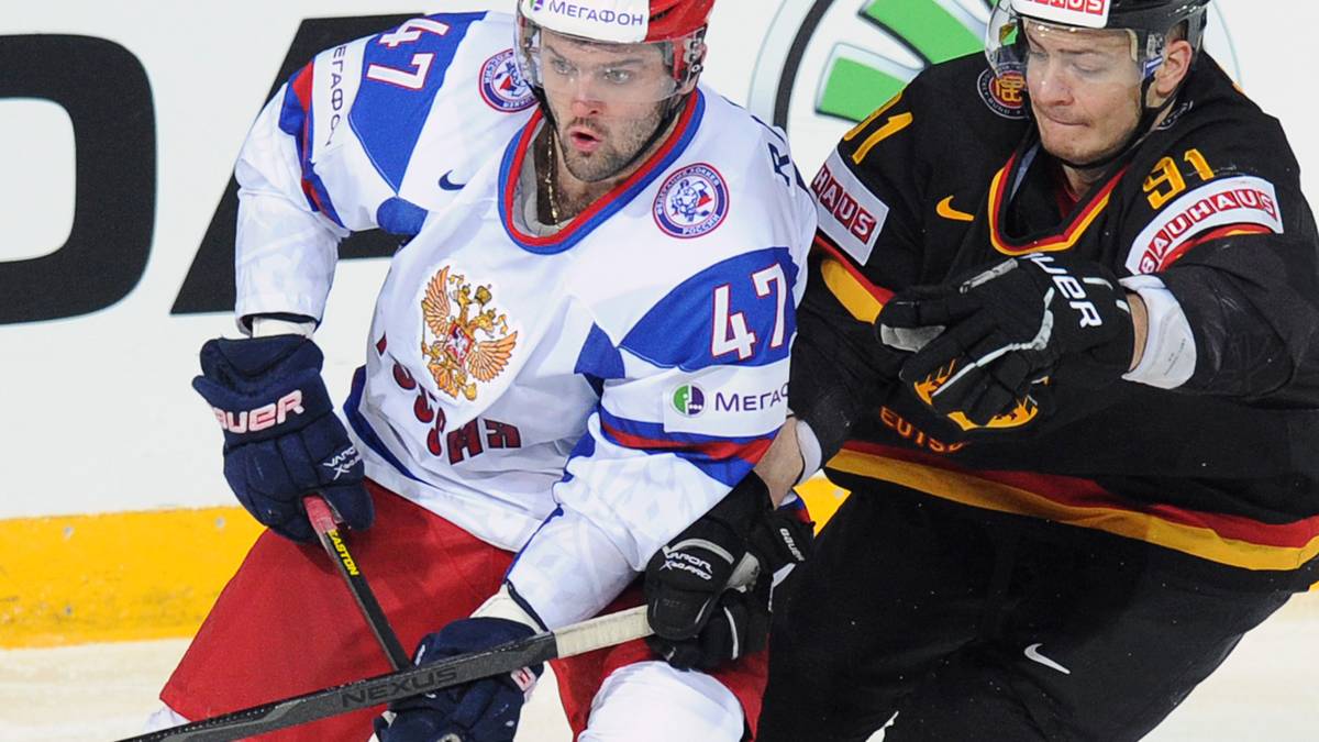 MORITZ MÜLLER: Der 26-Jährige von den Kölner Haien ist äußerst lernfähig und umtriebig. In seiner Jugend begann er als Stürmer, Trainer Doug Mason schulte ihn 2006 zum Abwehrspieler um. Aber auch die Karriere nach dem Sport hat er im Blick und bertreitb bereits eine eigene Berateragentur für Sportler 