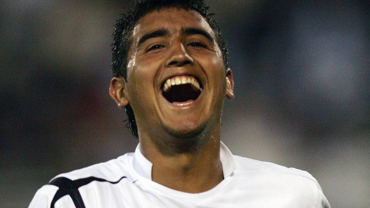 Vidals Profikarriere beginnt 2005 in Chile bei Colo Colo. Gerade mal 18 Jahre alt ist der Mittelfeldspieler, sein Äußeres noch weit weniger exzentrisch. Mit Colo Colo gewinnt er seine ersten Titel