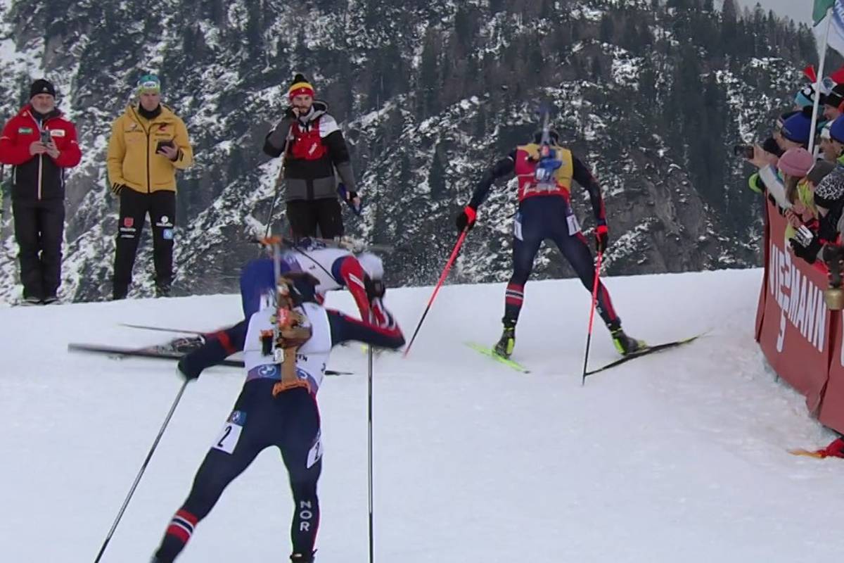 Ein packender Dreikampf zwischen Johannes Thingnes Bö, Emilien Jacquelin und Sturla Holm Laegreid beim Biathlon-Weltcup in Hochfilzen endet mit einem Sturz - und mit einem Sieg für Norwegens Superstar.