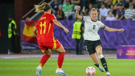 Janina Minge (r.) im Duell mit Alexia Putellas