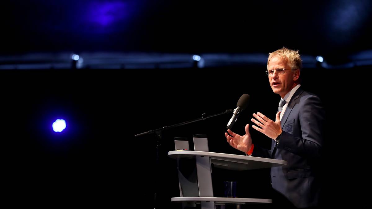 Auch wegen solcher Aussagen mehren sich im Aufsichtsrat die kritischen Stimmen gegen Kühne. Vor allem Präsident Jens Meier versucht vor der turnusmäßigen Neubesetzung des Gremiums so wenig Kühne-Vertraute wie möglich vorzuschlagen. Der Mäzen droht daraufhin öffentlich, dem HSV den Geldhahn zuzudrehen. Meier gibt nach, die Sitzung wird in den Februar 2018 verschoben