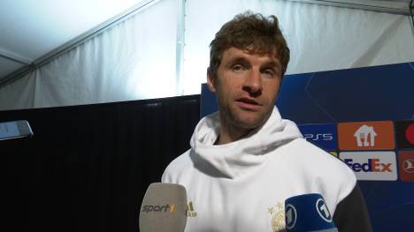 Thomas Müller stellt sich trotz verletzungsbedingter Auswechslung den Medien und verrät, wie es seinem Rücken geht.