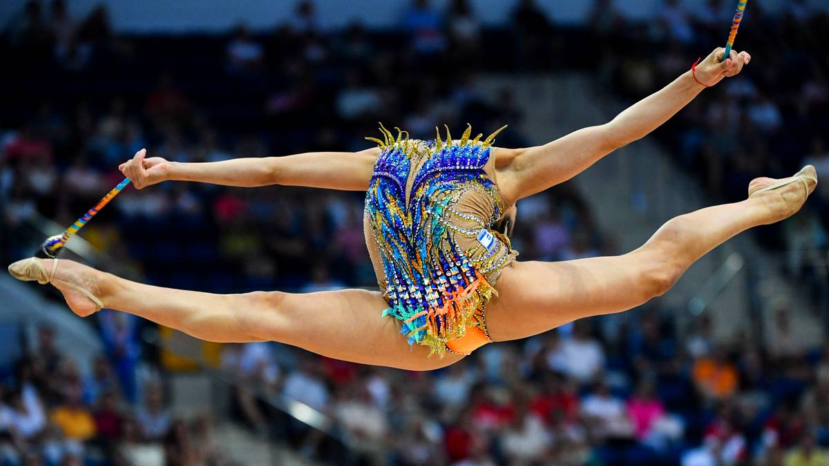 Deutlich graziler läuft es bei der Rhythmischen Sportgymnastik ab, wenngleich Linoy Ashram hier etwas kopflos wirkt