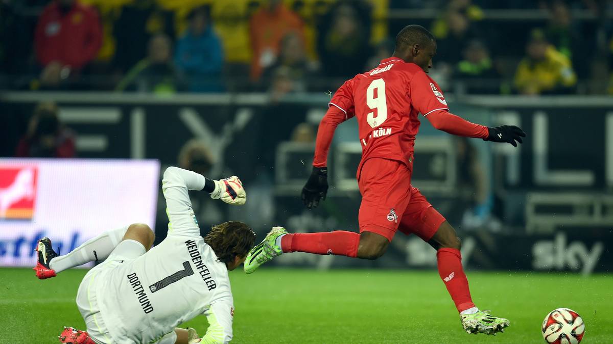 Anthony Ujah zieht an Roman Weidenfeller vorbei, bringt aber ebenfalls den Ball nicht im Tor unter
