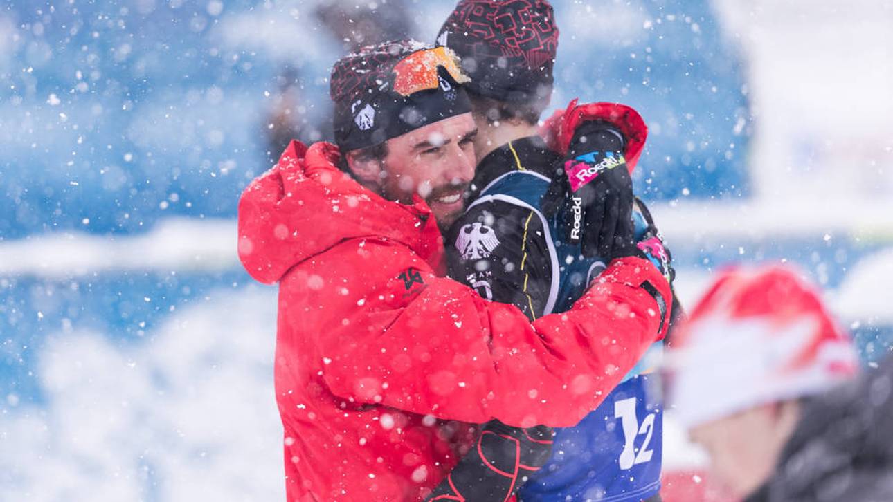 Johannes Rydzek (l.) und Vinzenz Geiger umarmen sich