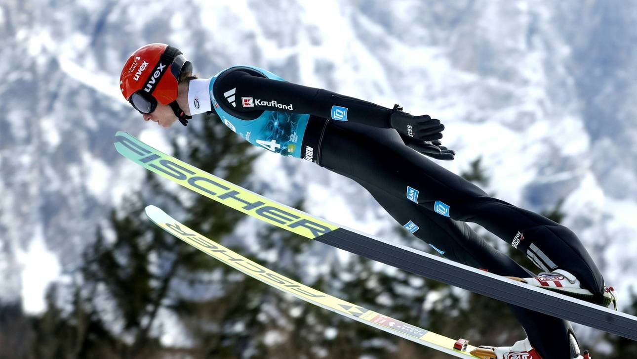 DSV-Adler fliegen am Podest vorbei