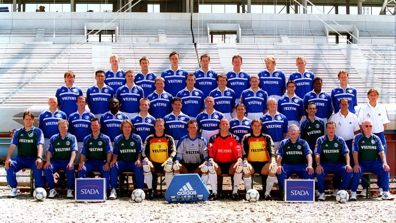 Thorsten Legat zieht auf dem Mannschaftsfoto die Hose ziemlich hoch