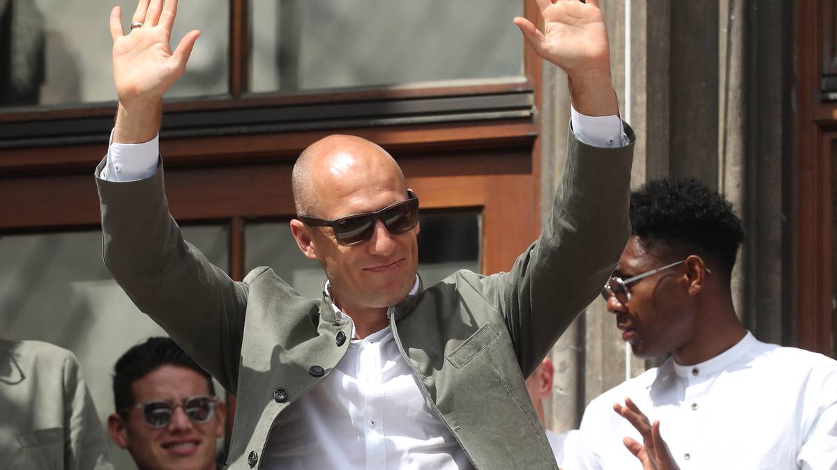 ARJEN ROBBEN: Gilt einst bei Real wegen seiner Verletzungsanfälligkeit als “Glasknochen”. Trainer Louis van Gaal will ihn unbedingt, also holen ihn die Bayern für 24 Millionen Euro. Der Beginn einer zehnjährigen, einzigartigen Ära, in der der Niederländer mit den Münchnern alles gewinnt. Verabschiedet sich dieses Jahr mit dem Double 