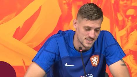 Bei der Pressekonferenz vor dem Viertelfinale gegen Argentinien haben der niederländische Torhüter Andries Noppert und Kapitän Virgil van Dijk großen Respekt vor Lionel Messi, allerdings keine Angst. 