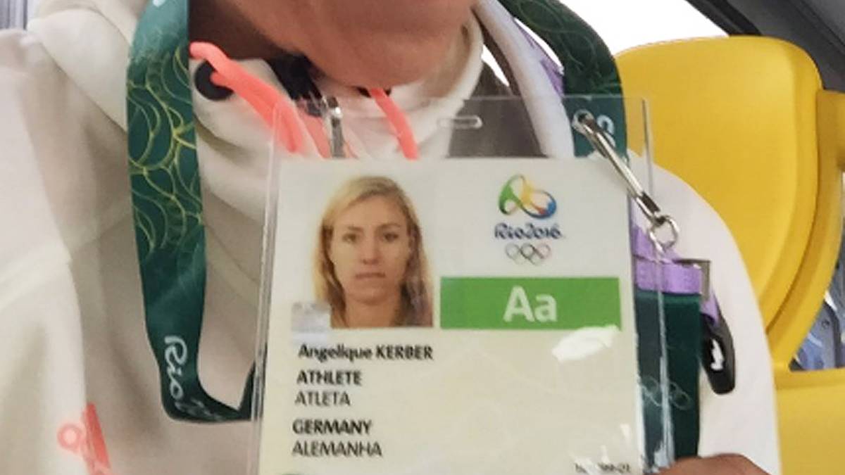 Deutschlands Tennis-Ass Angelique Kerber ist in Rio angekommen. Das Foto auf ihrem Teilnehmerausweis scheint ihr nicht zu gefallen