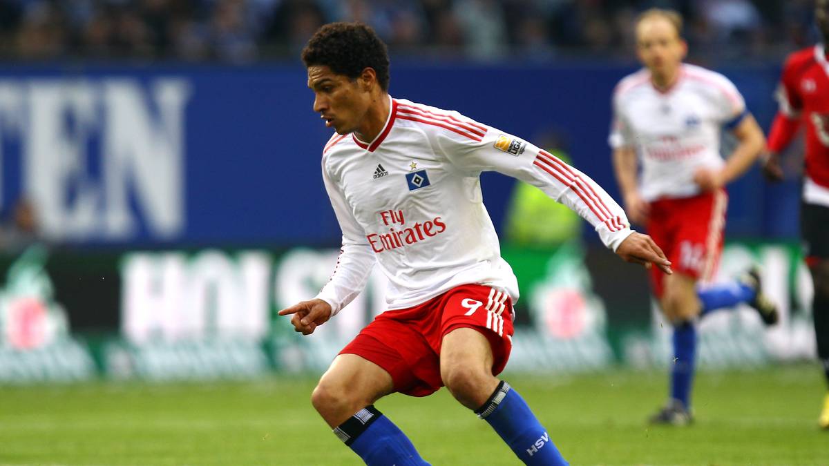 FLASCHENWURF: Im Nordderby zwischen dem Hamburger SV und Hannover 96 (0:0) kommt es im April 2010 zum Eklat. Vor dem Spielertunnel werden die HSV-Spieler nach einer schwachen Leistung gnadenlos ausgepfiffen. Zu viel für Paolo Guerrero