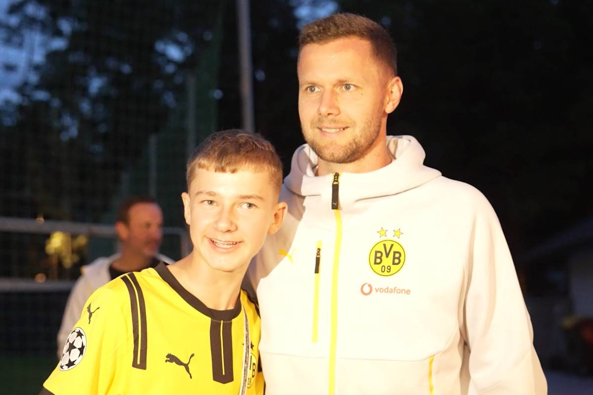 Im Rahmen des Trainingslagers in Österreich besuchten die Neuzugänge Patrick Drewes und Jobe Bellingham die BVB-Anhänger. Vor allem der englische Youngster zeigte sich über den Andrang der Fans geschmeichelt.