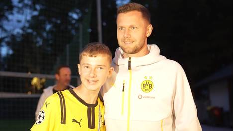 Im Rahmen des Trainingslagers in Österreich besuchten die Neuzugänge Patrick Drewes und Jobe Bellingham die BVB-Anhänger. Vor allem der englische Youngster zeigte sich über den Andrang der Fans geschmeichelt.