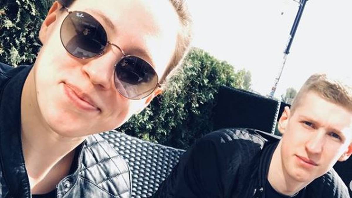 Diese Herausforderung reizt sie. Allerdings geht es nicht nur ums Schwimmen, nebenbei studiert sie Jura, er hat macht eine Ausbildung zum Industriekaufmann. In ihrer Freizeit genießen sie gerne die Sonne