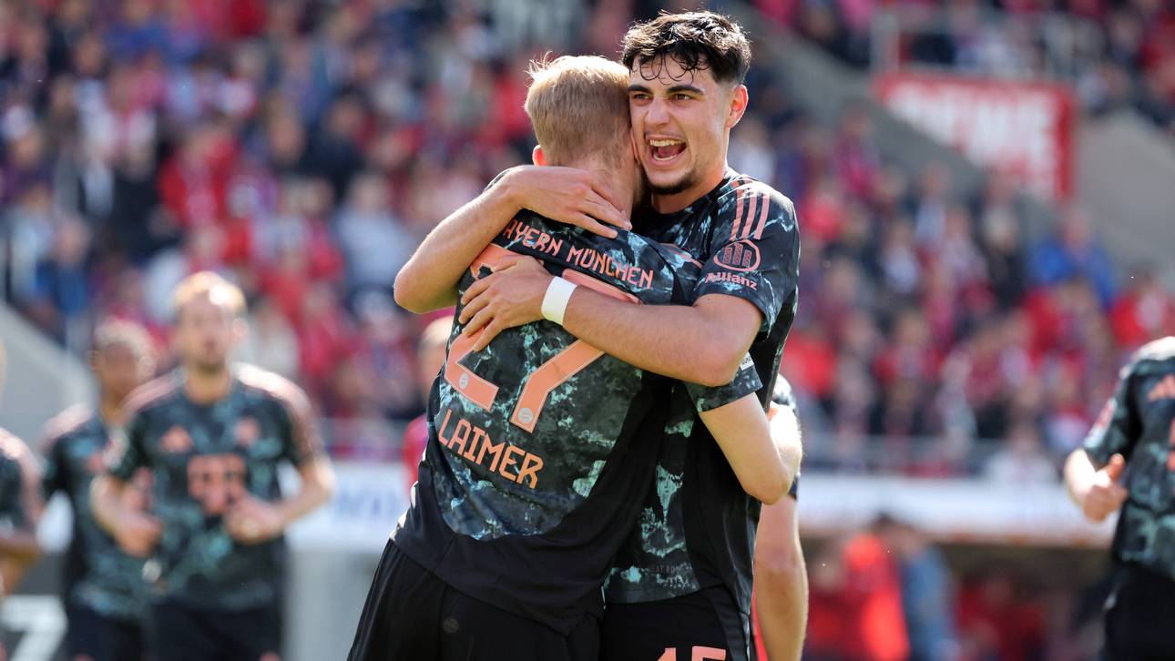 Aleksandar Pavlovic (r.) umarmt Konrad Laimer