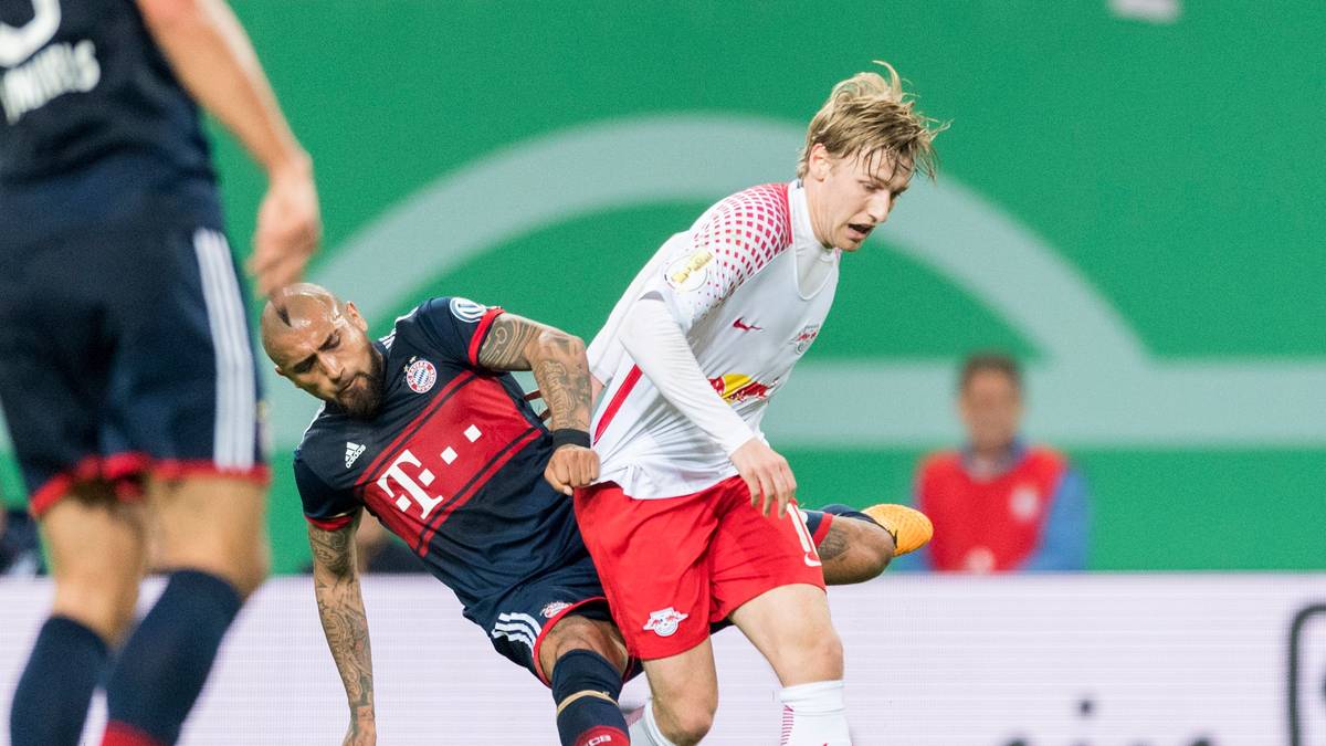 FOUL AN FORSBERG: Der Leipziger Mittelfeldspieler dribbelt Richtung Strafraum, Arturo Vidal hetzt ihm hinterher. Der Bayern-Spieler zupft circa zwei Meter an Forsbergs Trikot, kann ihn aber nicht aufhalten. Als letzte Option setzt er zu Grätsche an, die Situation ist unmittelbar an der Strafraumgrenze. Schiedsrichter Zwayer, der wenige Meter neben der Szene steht, pfeift Strafstoß (34.)