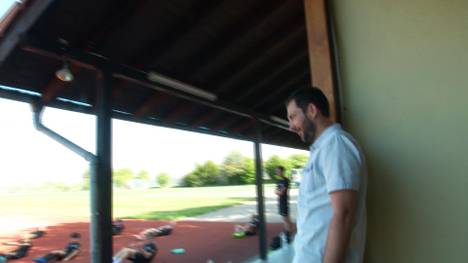 Seit November 2019 ist Sandro Schwarz nicht mehr Trainer bei Mainz 05. Im Video spricht der Ex-Coach über sein Trainerdasein in Zeiten von Corona und warum ihn seine neue Aufgabe mit Kindern erfüllt.