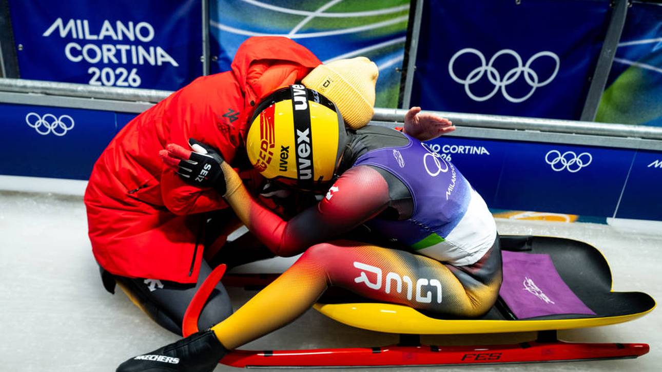 Julia Taubitz jubelt im Ziel mit Merle Fräbel über die gewonnene Goldmedaille 