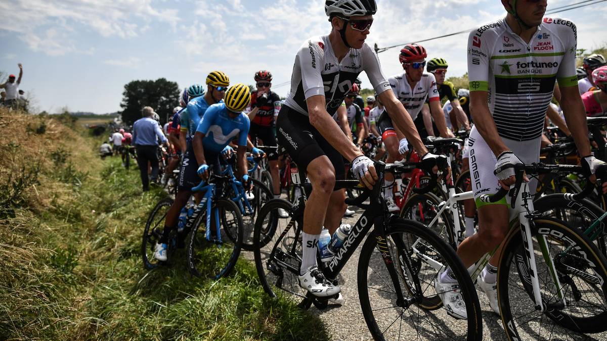 Christopher Froome (Mitte) und Co. müssen dabei sogar teilweise in den Straßengraben ausweichen