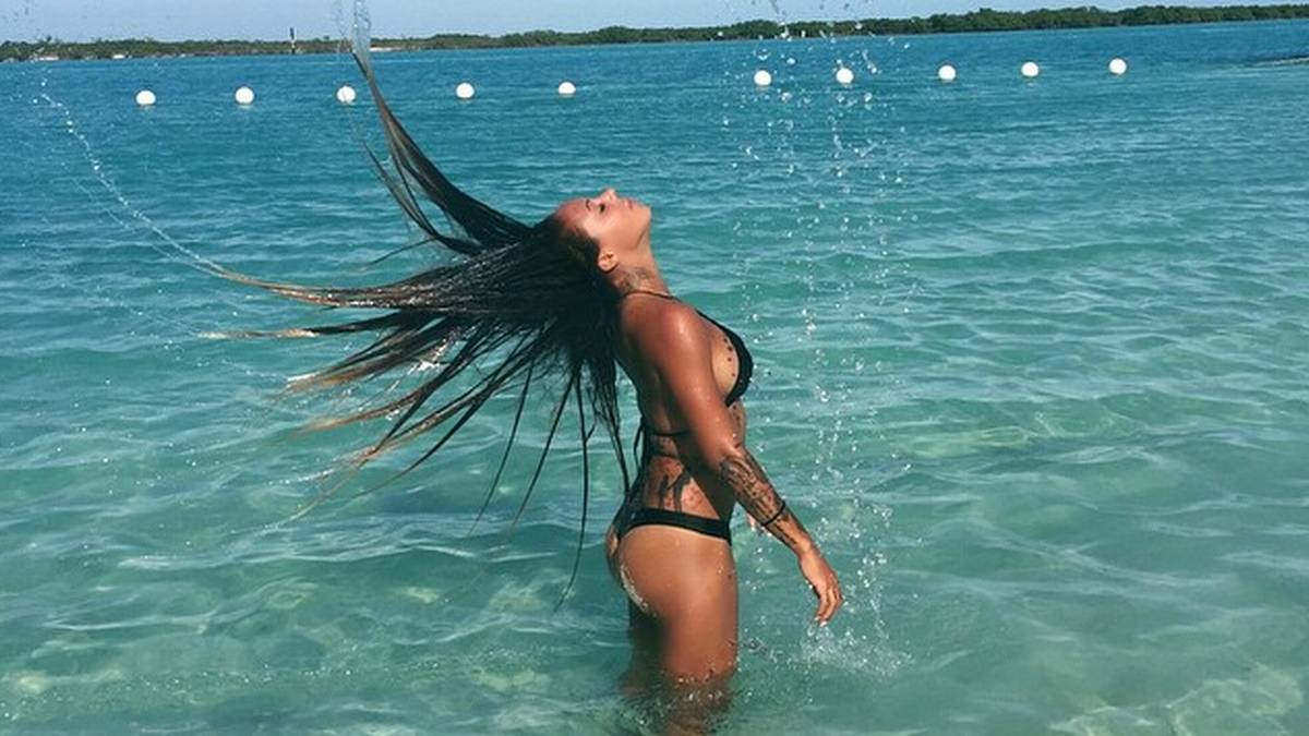 Das auffälligste an der 170 cm großen Schönheit sind mit Sicherheit Ihre zahlreichen Tattoos 