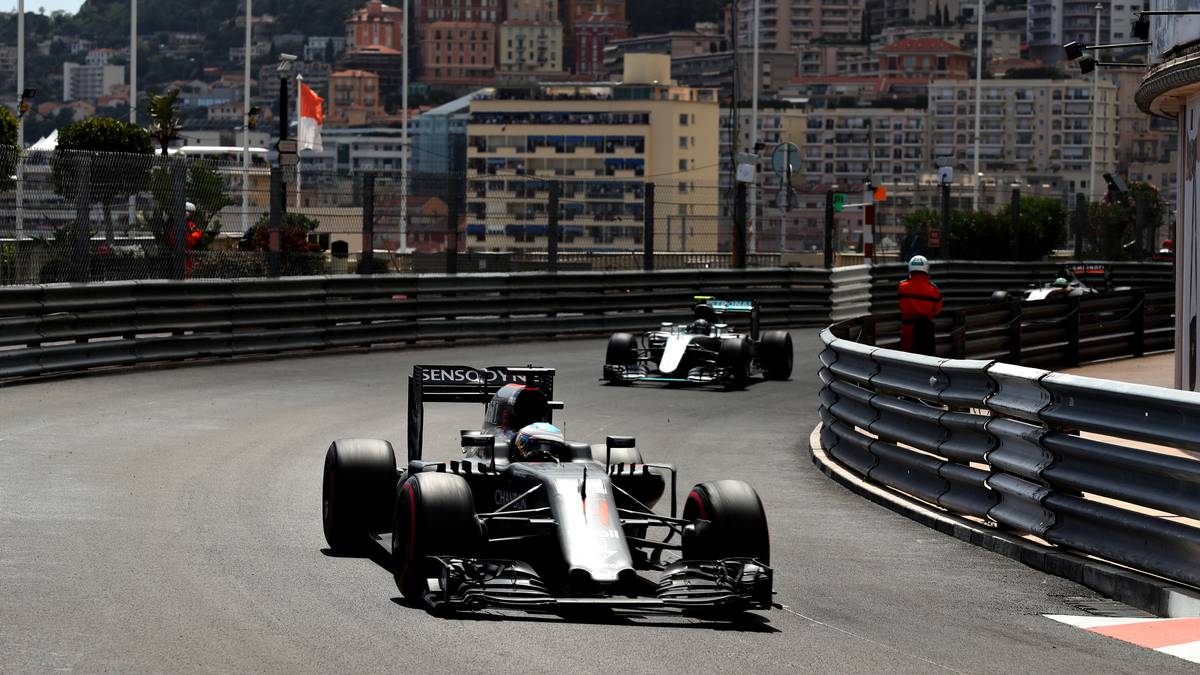 Im Qualifying haben die beiden McLaren-Kutscher die Reifen auf der Vorderachse nicht ins richtige Temperaturfenster gebracht – im Rennen ist der Spanier ein echter Grande! Olé! Stark, wie er Rosberg hinter sich gehalten hat