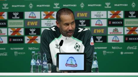 Daniel Thioune ist neuer Trainer des SV Werder Bremen und packt in seinem ersten Training sofort an. Geschäftsführer Clemens Fritz erklärt indes die Trainerwahl.