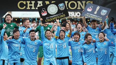 Die Spieler von Kawasaki Frontale feiern ihren ersten Meistertitel